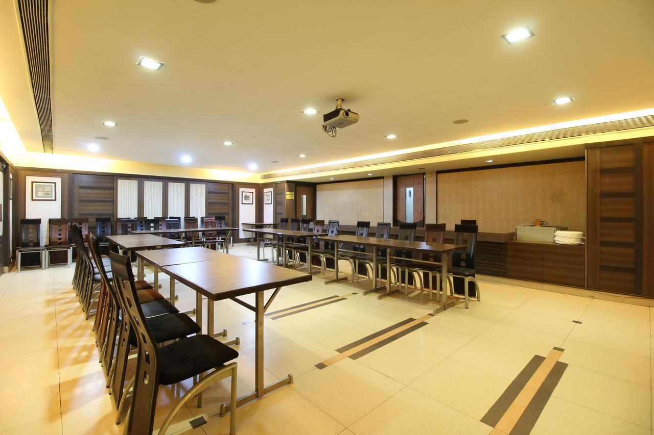 Hotel Gurukripa Даман Екстер'єр фото