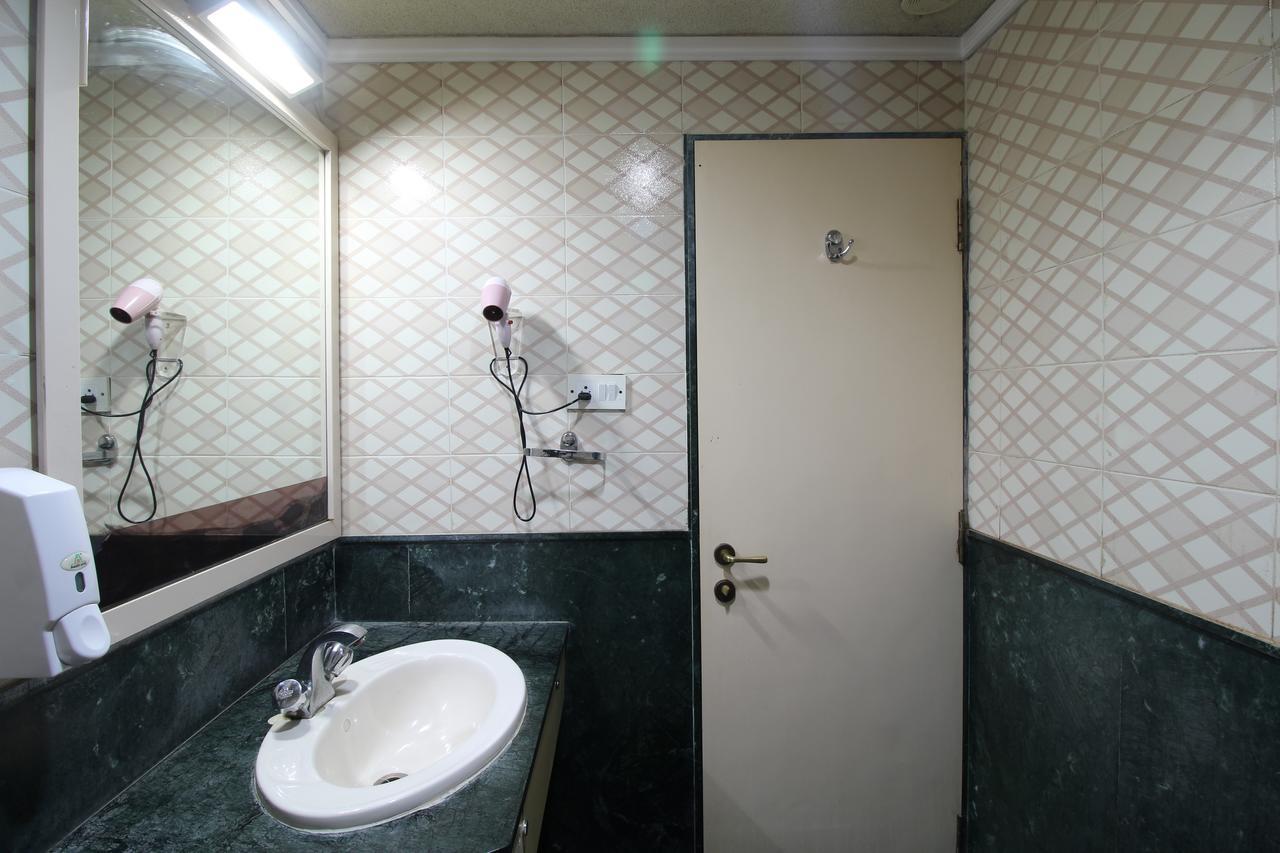 Hotel Gurukripa Даман Екстер'єр фото